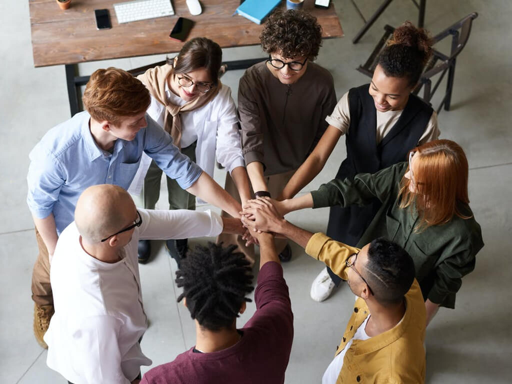 Equipo de trabajo colaborando